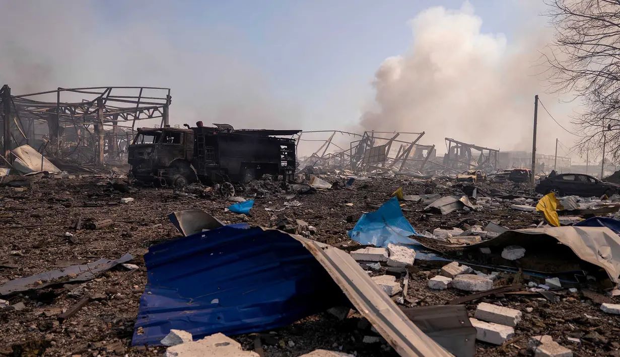 Pemandangan kerusakan setelah serangan Rusia menghantam sebuah gudang, yang diikuti oleh ledakan, di desa Myla, wilayah Kyiv, Ukraina, Sabtu, 29 Agustus 2026. (Foto AP/Dan Bashakov)