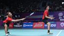 Ganda putra Indonesia, Fajar Alfian/M Rian Ardianto mengembalikan kok ke arah pemain India, Manu Attri/Sumeeth Reddy Buss pada perempat final Bulutangkis Beregu Putra Asian Games 2018 di Jakarta, Senin (20/8). (Liputan6.com/Helmi Fithriansyah)