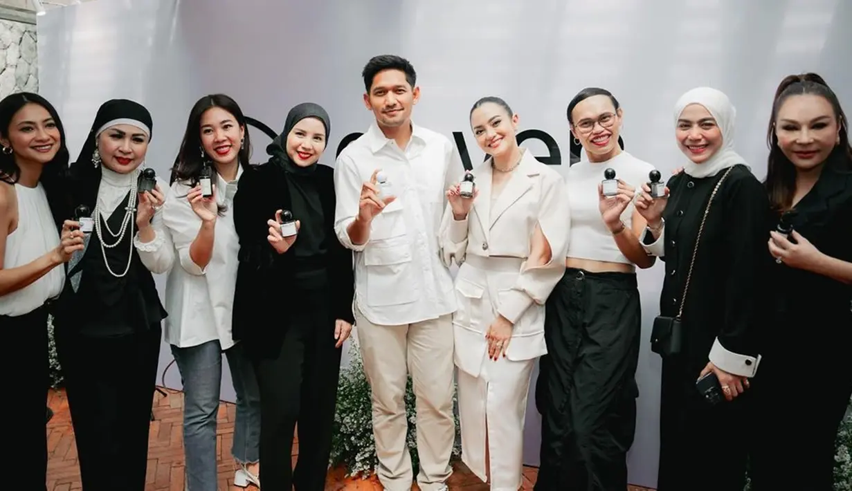 Di antara para artis dan sosialita yang datang yaitu stylist Wanda Hara, MUA Marlene Hariman, hingga Tya Ariestya. Mereka hadir dengan busana hitam putih. Ririn juga mengucapkan terima kasih atas semua doa baik dan dukungan dari semua teman-temannya. (Liputan6.com/IG/@ririnekawati)