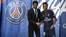 Bintang Brasil, Neymar, bersalaman dengan Presiden PSG, Nasser Al-Khelaifi, saat  perkenalan di Stadion Parc des Princes, Paris, Jumat (4/8/2017). Neymar didatangkan dari Barcelona dengan harga 222 juta euro. (AFP/Philippe Lopez)