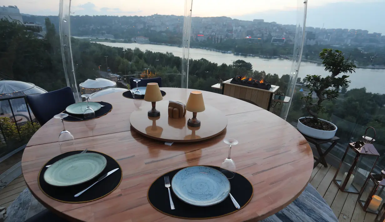 Foto yang diabadikan pada 16 Juni 2020 ini menunjukkan pemandangan yang dapat dinikmati dari zona aman di sebuah restoran di Istanbul, Turki. Sebuah restoran kelas atas di Sutluce, suatu kawasan di sisi Eropa Kota Istanbul, membuat pelanggannya merasa tenang di dalam zona aman. (Xinhua/Osman Orsal)