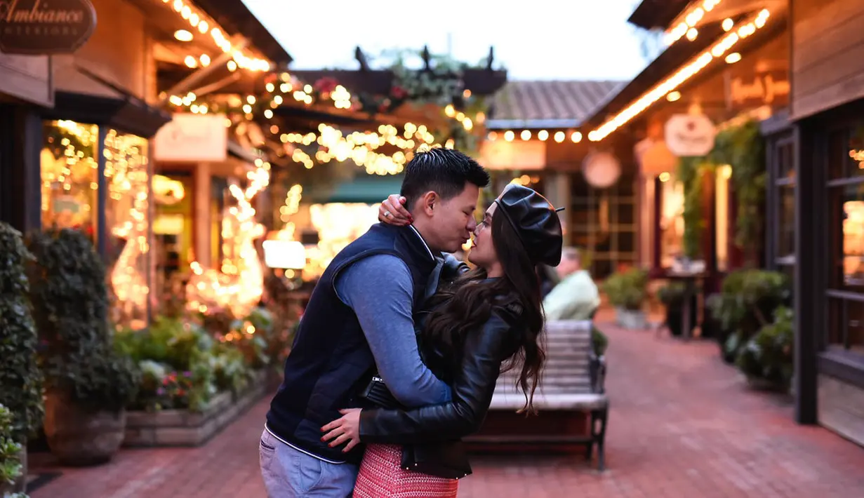 "Paling berkesan sebenernya liburan saat ini karena aku bahagia melihat kebersamaan kamu dan my mom. Aku bisa merasakan kamu menyayangi dan menghormati mama dengan tulus. Bahagia lihat mama bisa sangat nyaman bercanda," tulis Shandy Aulia.