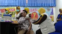 Suasana saat mahasiswa baru UTM disuntik vaksin difteri oleh petugas dinas kesehatan kabupaten Bangkalan. (Liputan6.com/Musthofa Aldo)