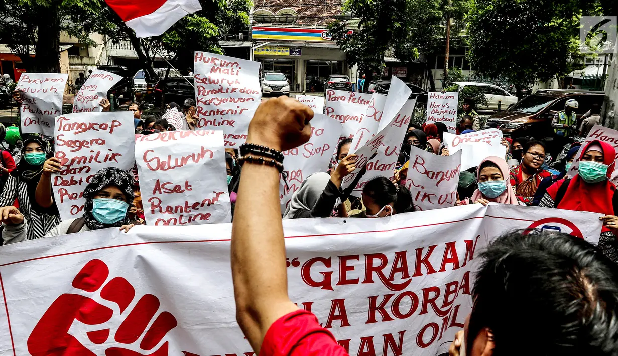 Masa yang tergabung gerakan bela korban pinjaman online menggelar aksi di depan PN Jakarta Pusat, Jakarta, Rabu (6/2). Mereka menuntut hakim untuk memberikan keadilan kepada korban rentenir online. (Liputan6.com/Johan Tallo)