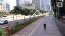 Seorang pria berjalan di pedestrian kawasan Sudirman, Jakarta, Jumat (25/12/2020). Libur Natal dan Tahun Baru 2021 membuat jalanan di beberapa wilayah Ibu Kota terpantau lengang tanpa kemacetan. (Liputan6.com/Angga Yuniar)