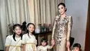 Kebersamaan Aliya Rajasa bersama putrinya dan keponakannya. Pakai dress simpel dan rambutnya ditata sesuai dengan usianya, anak dan keponakan Aliya Rajasa ini menggemaskan. Meski warna busananya sedikit berbeda antara anak-anak dan orang tua, namun keluarga Aliya Rajasa di momen pertunangann Rasyid Rajas aini tetap memperlihatkan keselarasan. (Liputan6.com/IG/@ruby_26)