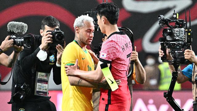 Foto: Detik-detik Son Heung-min Bertemu dengan Idolanya, 'Apakah Neymar Mengenal Saya?'