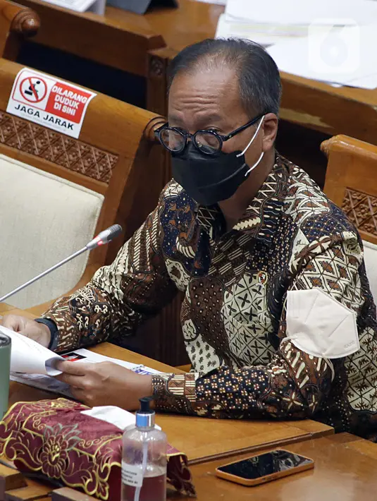 Menteri Perindustrian Agus Gumiwang Kartasasmita menyampaikan paparannya saat rapat kerja dengan Komisi VII DPR di Kompleks Parlemen, Senayan, Jakarta, Rabu (2/2/2022). Rapat membahas program Kemenperin tahun 2022 serta evaluasi kinerja Kemenperin tahun 2021. (Liputan6.com/Angga Yuniar)