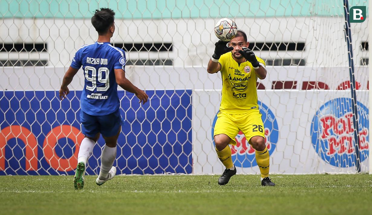 <p>Kiper Persija Jakarta, Andritany Ardhiyasa (kanan) berusaha menangkap bola saat laga lanjutan BRI Liga 1 2022/2023 antara Persija Jakarta melawan PSIS Semarang di Stadion Wibawa Mukti, Cikarang, Kamis (16/03/2023). (Bola.com/Bagaskara Lazuardi)</p>
