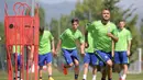 Vidal terlihat enjoy melakukan sesi latihan kebugaran fisik (MARCO BERTORELLO / AFP)