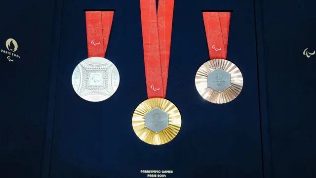 Foto: Disematkan Sepotong Besi dari Menara Eiffel, Ini Dia Wujud Medali Olimpiade dan Paralimpiade Paris 2024