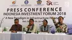 (Kiri ke kanan) Ketua Dewan Komisioner OJK Wimboh Santoso, Gubernur BI Perry Warjiyo, Menteri BUMN Rini Soemarno dan Dirut Bank Mandiri Kartika Wirjoatmodjo saat pembukaan Indonesia Investment Forum 2018 di Bali, Selasa (9/10). (Liputan6.com/Angga Yuniar)