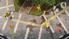 Pasukan Kuning dari Dinas Bina Marga memperbaiki garis kuning di trotoar kawasan Tanah Abang, Jakarta, Sabtu (22/5/2021). Garis kuning di trotoar yang dibuat khusus untuk jalur penyandang tunanetra tersebut diperbaiki agar nantinya dapat dilintasi dengan aman dan nyaman. (Liputan6.com/Angga Yuniar)