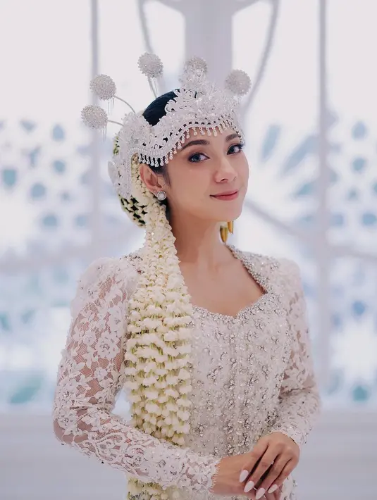 Riasannya terbilang sangat minimalis dan natural. Bahkan, tak terlihat bulu mata berlapis pada tampilan makeup manten kali ini. [Instagram/ Dinda Kirana]