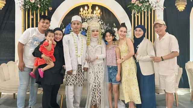 Ayu Ting Ting Hadir di Pernikahan Asistenya. [@ayutingting92]