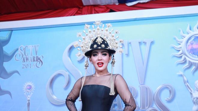 Usai Jatuh, Syahrini Masih Bisa Tersenyum - Celeb Bintang.com