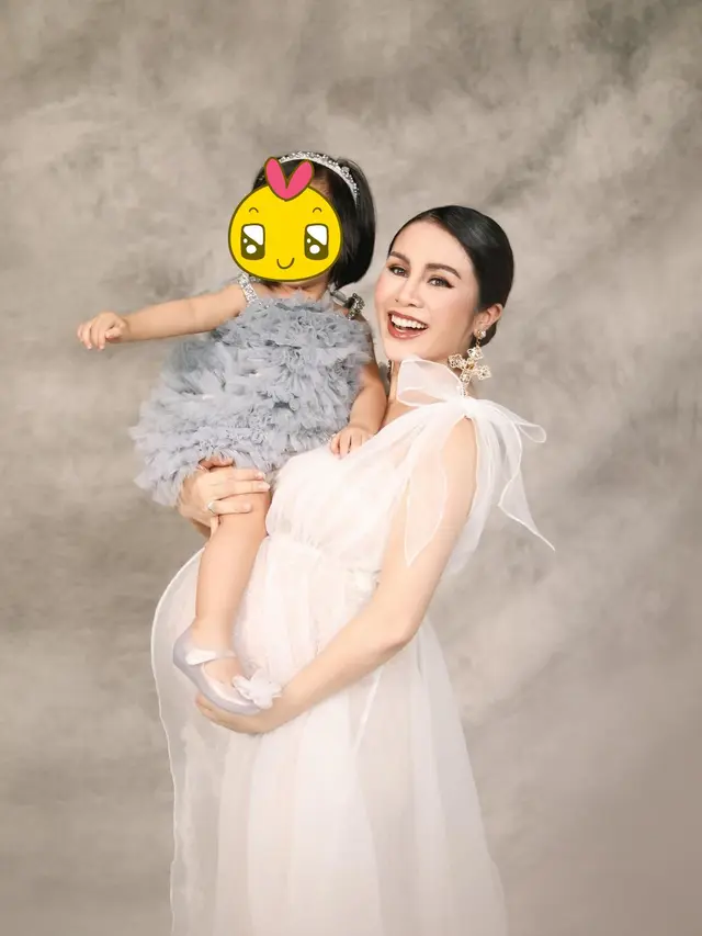7 Gaya Momo Geisha saat Lakukan Maternity Shoot, Tampil Menawan