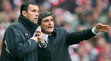 Tottenham&#039;s Manager Juande Ramos talks with Assistant Coach Gus Poyet during their Premiership match against Arsenal at the Emirates football stadium, 22 December 2007. AFP PHOTO/CARL DE SOUZA