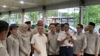 Wakil Ketua DPR RI Sufmi Dasco Ahmad bersama Komisi VI DPR RI melakukan sidak di Stasiun Pasar Senen, Jakarta. Sidak tersebut untuk mengecek fasilitas mudik Lebaran 2025. (Liputan6.com/Delvira Hutabarat)