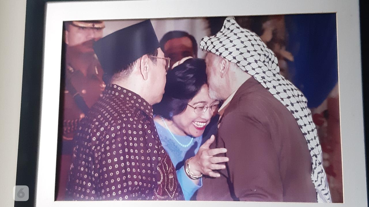 Foto lawas Megawati Soekarnoputri, Gus Dur, dan Yasser Arafat di Indonesia.