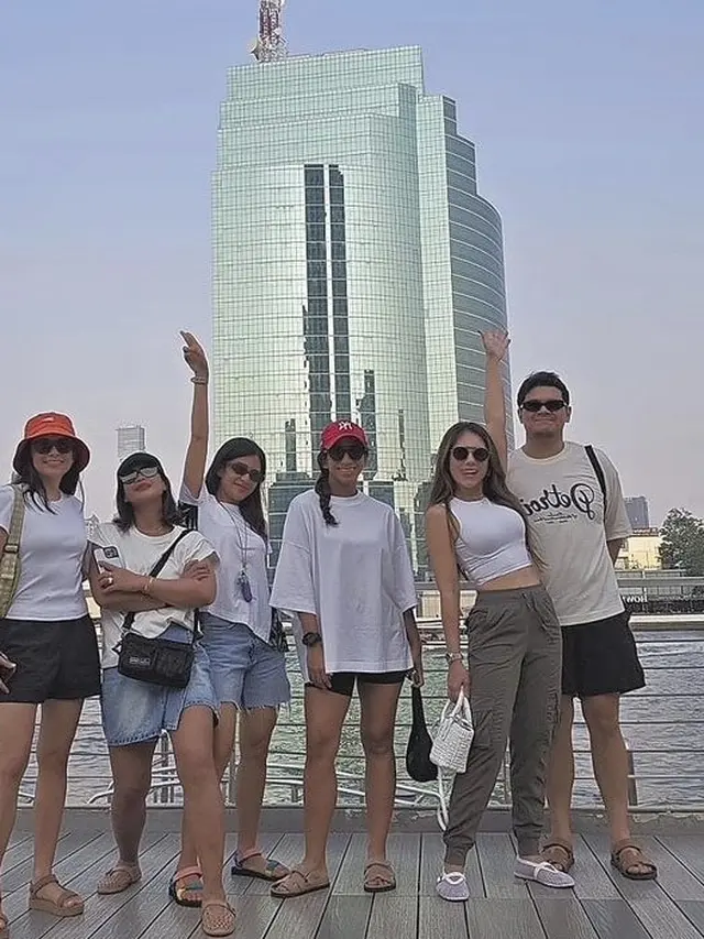 Dian Sastrowardoyo dan Wulan Guritno saat Traveling Bareng ke Thailand. [@wulanguritno]