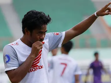 Lima gol tercipta dalam laga pekan ke-4 BRI Liga 1 2021/2022 antara PSM Makassar kontra Persik Kediri di Stadion Wibawa Mukti, Kamis (23/9/2021). PSM menjadi pemenang dengan skor 3-2 usai Ilham Udin Armaiyn mencetak gol penentu ke gawang Persik di masa injury time. (Bola.com/M Iqbal Ichsan)