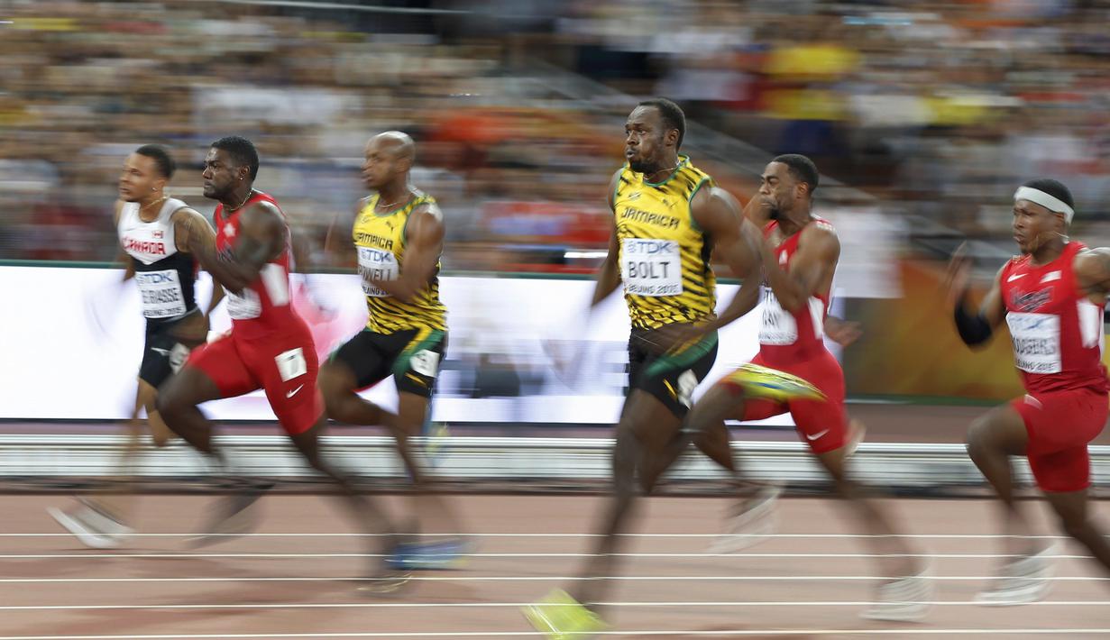 Usain Bolt (tengah) saat berlomba di nomor final lari 100m final Kejuaraan Dunia Atletik 2015 di Stadion Nasional Beijing, Tiongkok. (23/8/2015). (Reuters/Phil Noble) 