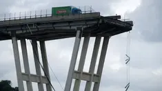 Sebuah truk berada di atas jembatan Morandi, dekat dengan bagian jalan layang yang runtuh, di Genoa, italia, Rabu (14/8). Insiden ambrolnya jembatan itu menyebabkan35 orang tewas dan mobil-mobil jatuh dari ketinggian sekitar 200 meter. (AFP/Valery HACHE)