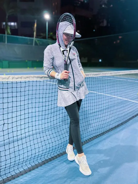 Gayanya saat memegang raket pun terlihat bak atlet profesional. Kendati sudah vakum beberapa waktu lamanya, pelantun lagu Sesuatu itu tetap terlihat menguasai olahraga tenis.(Liputan6.com/IG/@princessyahrini)