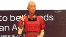 Robot Sophia berinteraksi dengan penonton dalam dialog internasional CSIS di Hotel Borobudur, Jakarta, Selasa (17/9/2019). Sophia yang disebut-sebut sebagai robot tercerdas di dunia itu tampil mengenakan kebaya merah. (merdeka.com/Iqbal Nugroho)
