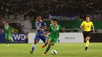 Gelandang serang Persebaya United, Evan Dimas mencoba menguasai bola dalam pertandingan melawan Persib Bandung, Minggu (6/9/2015) di Stadion Si Jalak Harupat. (Liputan6.com/Helmi Fithriansyah)