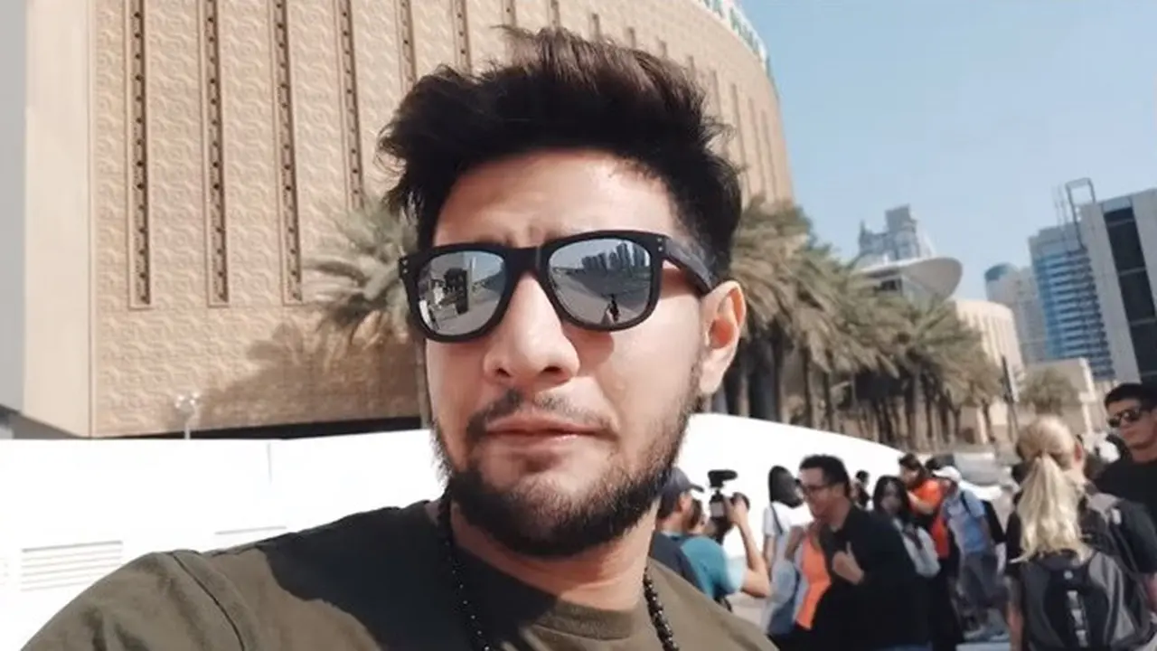 7 Momen Seru Ammar Zoni Saat Berlibur di Dubai, Coba Sky Diving