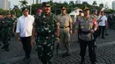 Kapolri Jenderal Pol Tito Karnavian dan Panglima TNI Jenderal Marsekal Hadi Tjahjanto meninjau pasukan saat gelar apel operasi ketupat 2019 di lapangan Silang Monas, Jakarta, Selasa (28/5/2019).  Apel gelar pasukan operasi ketupat 2019 melibatkan 160.335 personel gabungan. (merdeka.com/Imam Buhori)