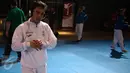 Peserta mendengarkan musik sebelum menyiapkan diri untuk bertanding dalam Kejuaraan Dunia Karate SKIF 2016 di Jiexpo Kemayoran, Jakarta, Minggu (28/8). Kejuaraan Dunia Karate SKIF ini membidik 900 peserta dari 50 negara. (Liputan6.com/Faizal Fanani)