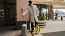 Seorang karyawan hotel mendisinfeksi sebuah koper di Hotel Conrad di Kairo, Mesir pada Selasa (2/6/2020). Pemerintah Mesir mulai mengizinkan puluhan hotel beroperasi kembali untuk melayani wisatawan lokal dengan kapasitas dibatasi 50 persen. (Xinhua/Ahmed Gomaa)