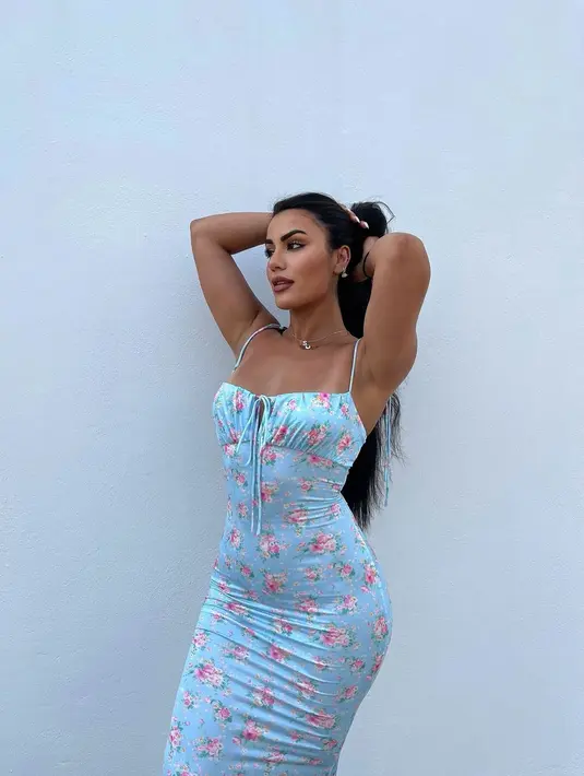 Pesona berbeda ditampilkan kekasih Shayne ini dengan dress yang serupa tapi tak sama. Kali ini, ia mengenakan dress biru langit bermotif bunga pink. [@x.m.m.8]