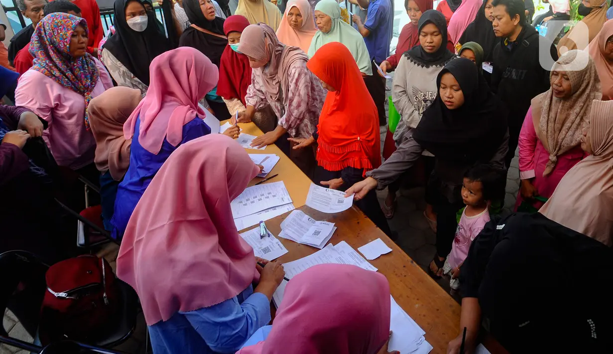 Total beras yang dibagikan adalah sebanyak 640 ribu ton dan ditujukan pada 21,3 juta KPM di 38 Provinsi. (merdeka.com/Arie Basuki)