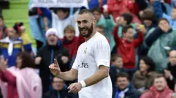 Karim Benzema merayakan golnya ke gawang Getafe pada lanjutan La Liga Spanyol di Stadion Colisseum Alfonso Perez, Getafe, Sabtu (16/4/2016) malam WIB. (AFP/Gerard Julien)