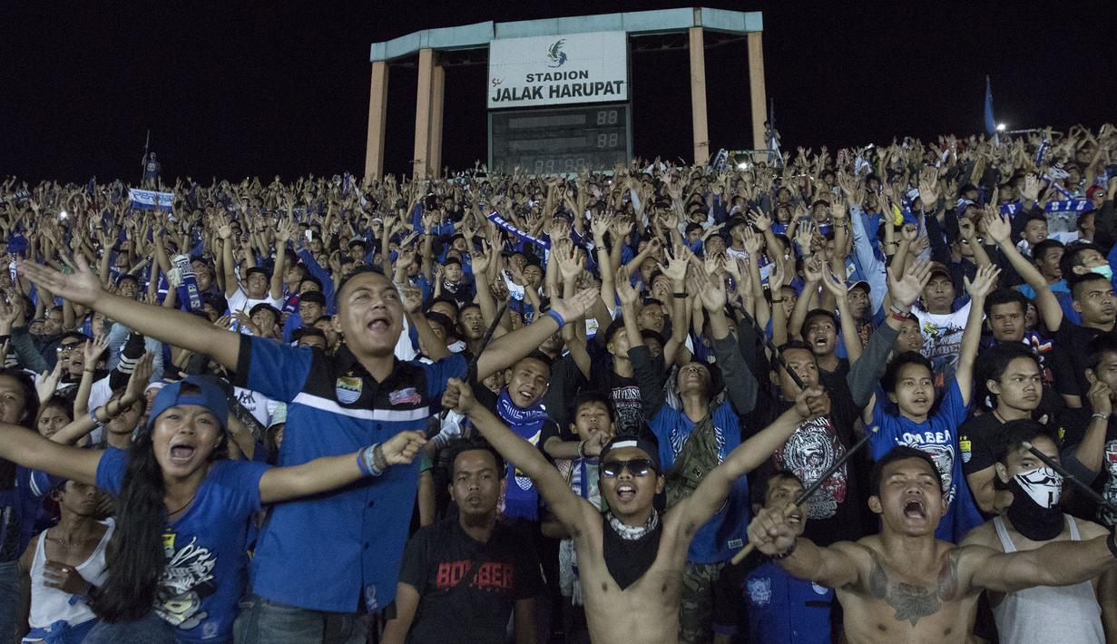 Ribuan pendukung Persib, Viking merayakan kemenangan Persib atas Martapura F.C pada laga Piala Presiden di Stadion Si Jalak Harupat, Bandung, Kamis (10/9/2015). (Bola.com/Vitalis Yogi Trisna)