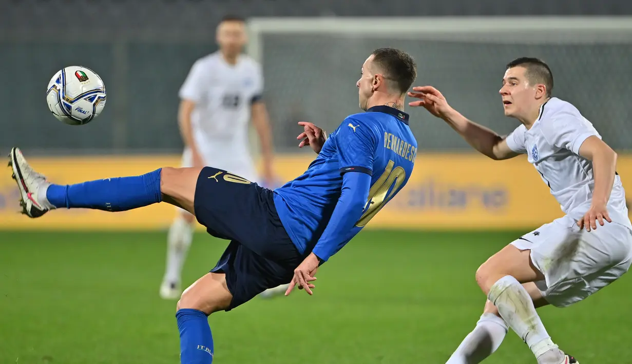 Penyerang Italia, Federico Bernardeschi (kiri) mengontrol bola di bawah tekanan dari bek Estonia, Artur Pikk dalam laga uji coba internasional di Artemio Franchi, Kamis (12/11/2020) dini hari. Italia tanpa kesulitan mengalahkan Estonia dengan skor 4-0. (Alberto PIZZOLI/AFP)