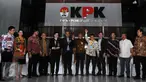 Anggota Komisi III DPR, Pimpinan KPK dan pejabat terkait lainnya saat berpose di depan Gedung KPK yang baru di Jalan Kuningan Persada, Jakarta Selatan, Senin (22/2). (Liputan6.com/Helmi Afandi)