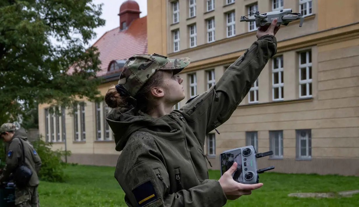 Mereka yang berpartisipasi dalam program ini akan memperoleh lisensi pilot drone resmi yang disetujui oleh Otoritas Penerbangan Sipil setempat. (Wojtek RADWANSKI/AFP)