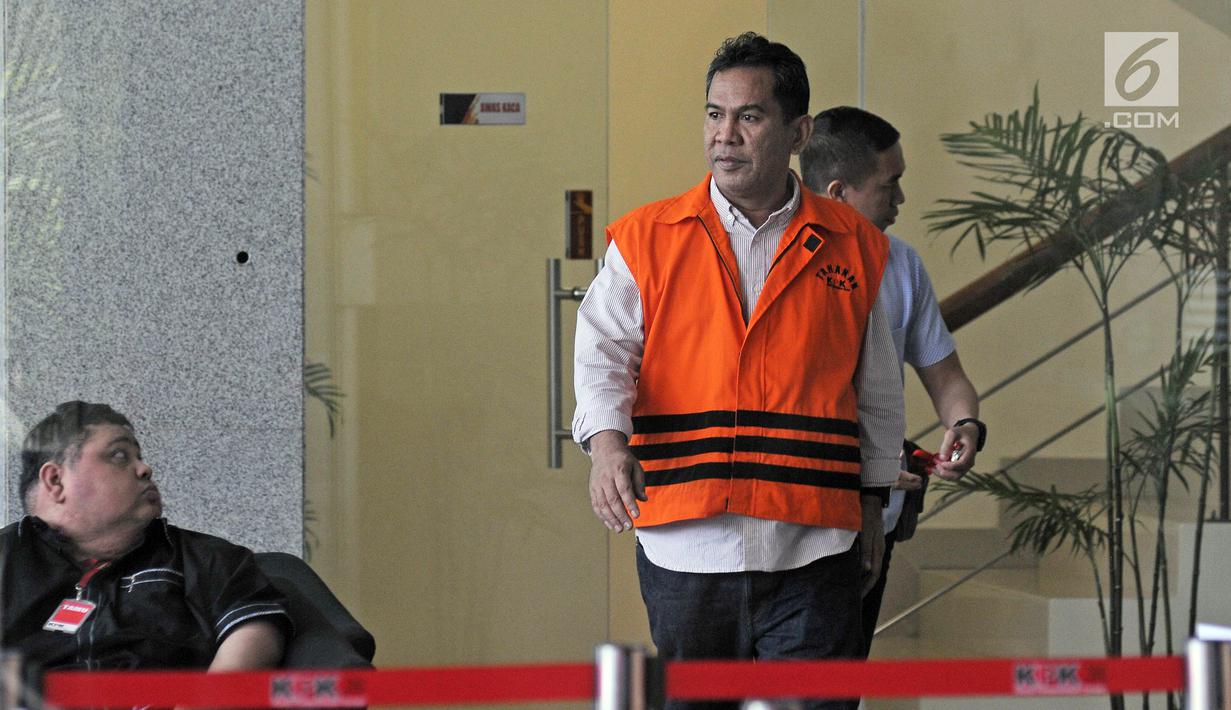 Bupati Hulu Sungai Tengah (HST) Abdul Latif berjalan usai diperiksa di Gedung KPK, Jakarta, Selasa (30/1). Abdul Latif merupakan tersangka kasus dugaan penerimaan hadiah kepada penyelenggara negara. (Liputan6.com/Herman Zakharia)