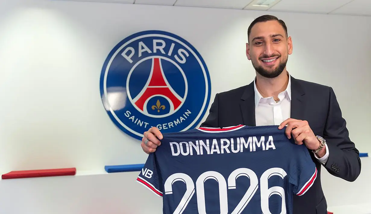 Gianluigi Donnarumma. Kiper lulusan Akademi AC Milan ini telah memperkuat Rossoneri selama 6 musim mulai 2015/2016 hingga 2020/2021. Mulai musim 2021/2022, pahlawan Italia di Euro 2020 ini akan berseragam PSG dengan status bebas transfer. Ia dikontrak selama 5 musim. (Foto: en.psg.fr)