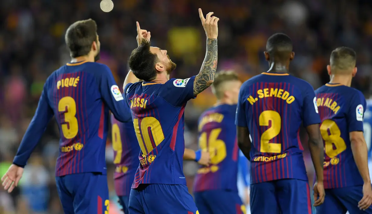 Penyerang Barcelona, Lionel Messi merayakan gol bersama rekan setimnya saat melawan Espanyol dalam pertandingan Liga Spanyol di stadion Camp Nou, Barcelona (9/9). Barcelona menang 5-0 atas Espanyol. (AFP Photo/ Lluis Gene)