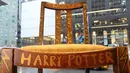 Kursi kayu yang dipakai JK Rowling saat menulis dua buku pertama Harry Potter dipajang di Heritage Auctions, New York, 4 April 2016. Kursi yang ditandatangani sang novelis itu dibuka dengan harga US$ 45 ribu (sekitar Rp 588,8 juta). (William EDWARDS/AFP)