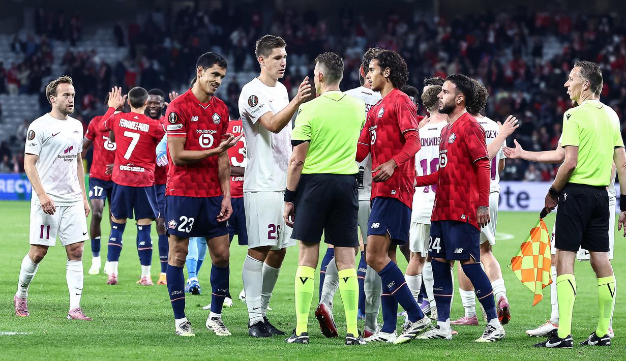 Calvin Verdonk (kanan) dan sejumlah pemain Lille bersalaman dengan pemain SK Brann seusai laga Liga Europa 2025/2026 di Stade Pierre-Mauroy in Villeneuve-d'Ascq, Prancis, Kamis (25/09/2025) waktu setempat. (AFP/Sameer Al-Doumy)