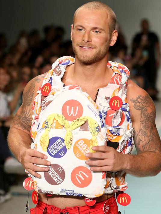 Model berpose di atas runaway memakai koleksi yang diberi nama McDCouture Collection dalam Miami Swim Week, 20 Juni 2017. Koleksi baju renang tersebut dikreasikan dengan ribuan kemasan makanan cepat saji McDonald's. (ALEXANDER TAMARGO/GETTY IMAGES/AFP)