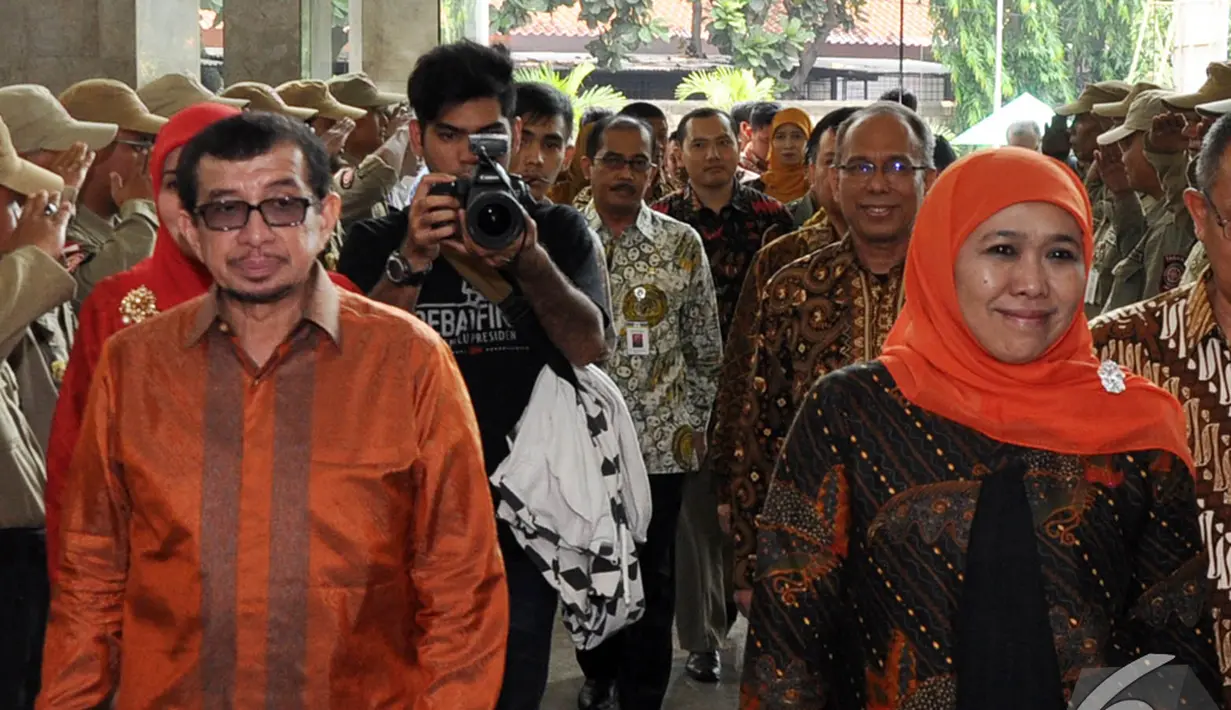 Khofifah Indar Parawansa didampingi Salim Segaf Al Jufri  saat tiba di gedung Kementerian Sosial, Jakarta, Selasa (28/10/2014). (Liputan6.com/Miftahul Hayat)