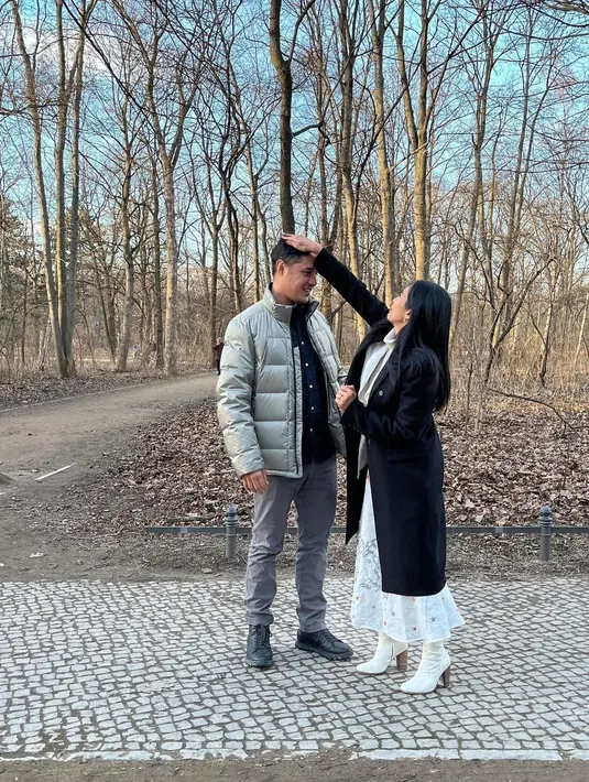 Selama menikah, Happy tergolong jarang membagikan momen kemesraan bersama sang suami. Sedangkan akun instagram sang suami di privat. [Instagram/happysalma]